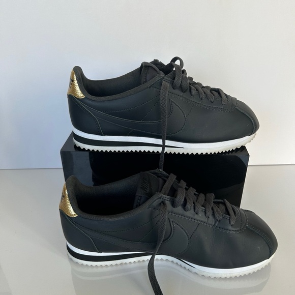 WOMEN’S BLACK NIKE CORTEZ 72 CLASSIC SNEAKERS. Size 8 - Picture 2 of 5